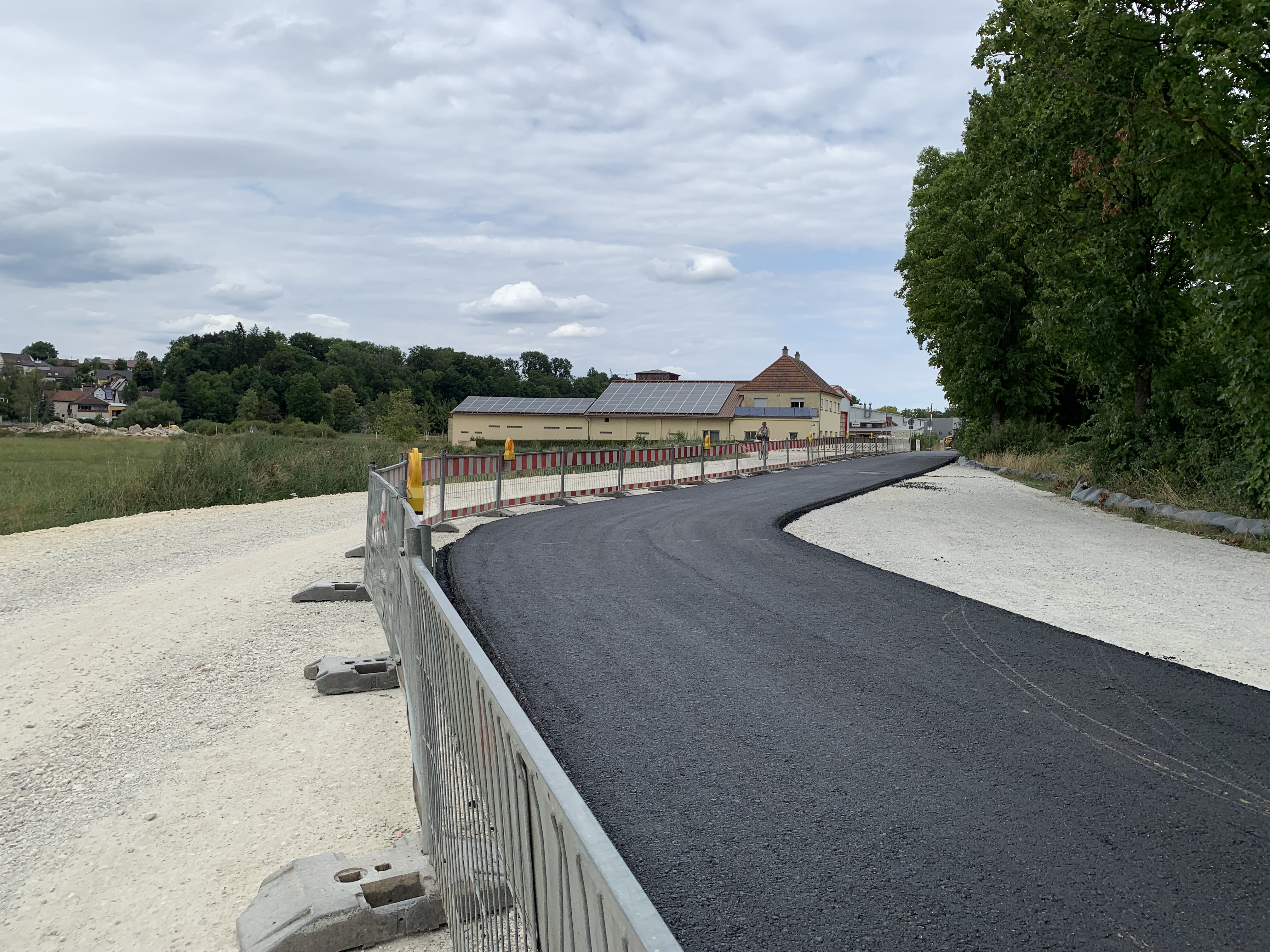 Neue Asphaltdeckschicht für den Fuß- und Radweg vom Mühlgraben nach Schrezheim.