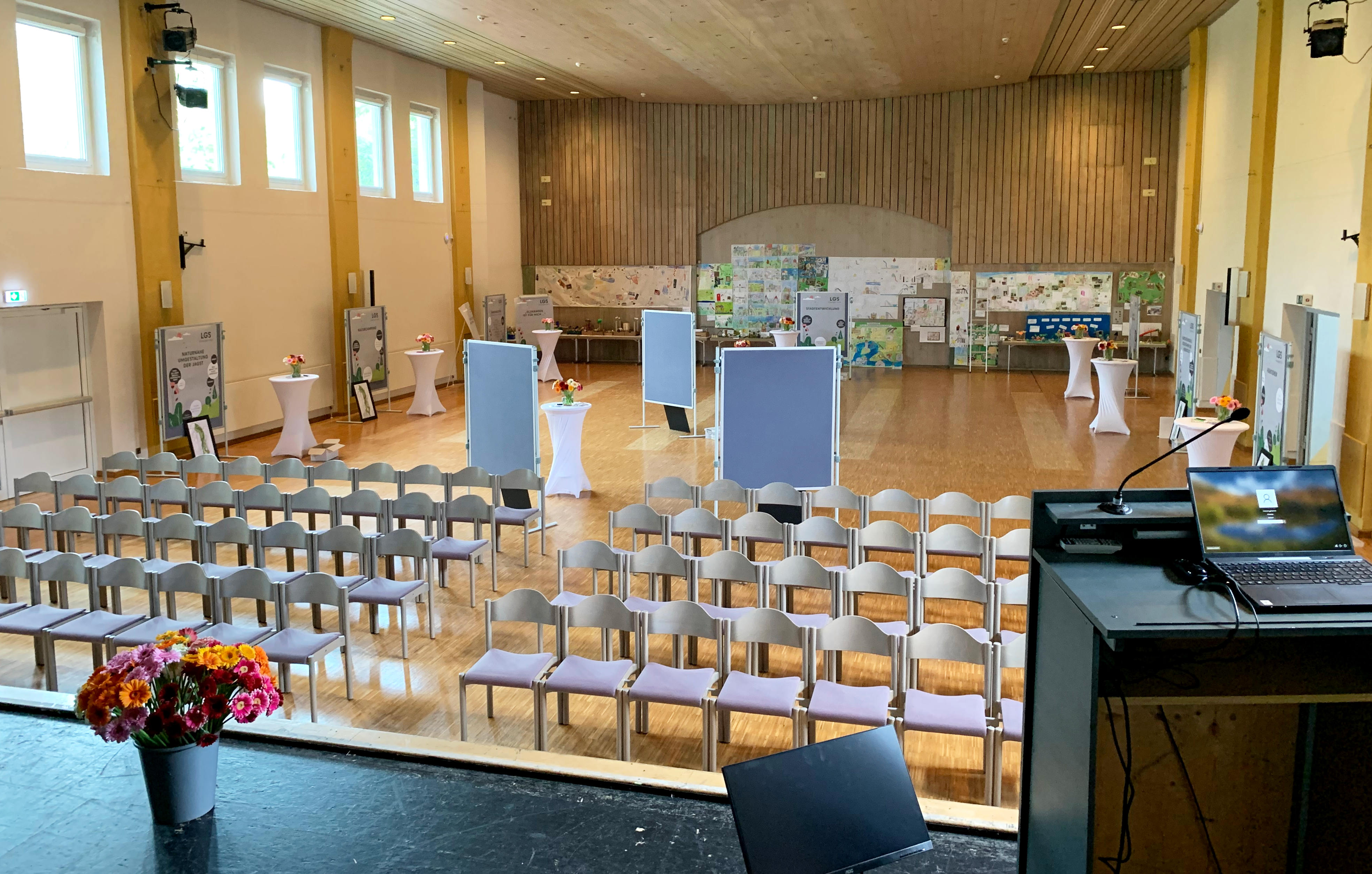 Messebetrieb in der Stadthalle: Der Planungsstand zur Landesgartenschau wurde an Thementischen vorgestellt.