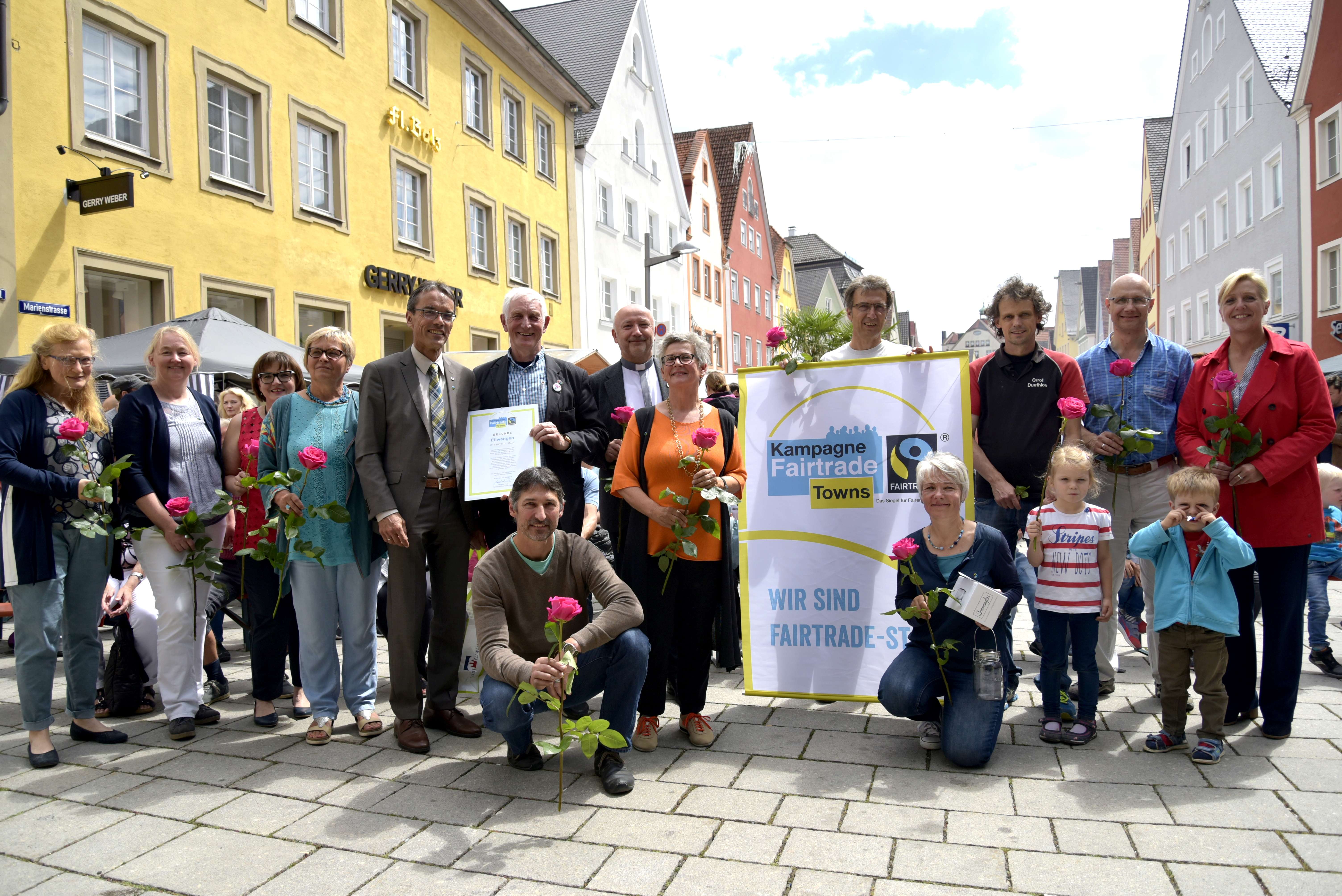 Überreichung der Urkunde durch den Fairtrade-Ehrenbotschafter Manfred Holz.