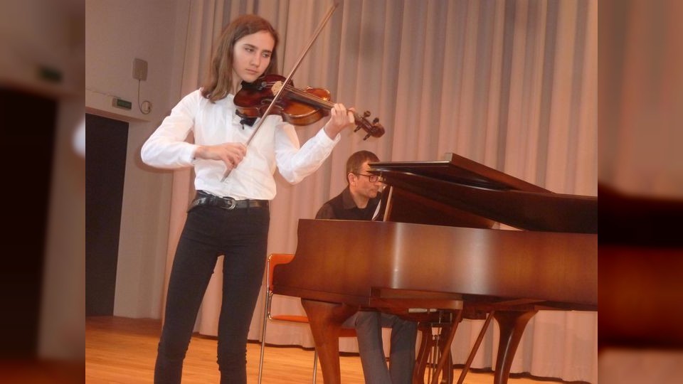 Die Violinistin Miriam Brauchle brillierte beim Konzert zugunsten des Förderkreises Kleine Hände zusammen mit Joachim Bilek am Flügel. (Foto: sj)