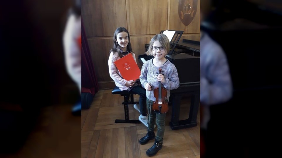 „Emma Principi aus Schrezheim (hinten, am Klavier) hat beim Wettbewerb ‚Jugend musiziert‘ ihre Cousine [Gina Principi] begleitet.“