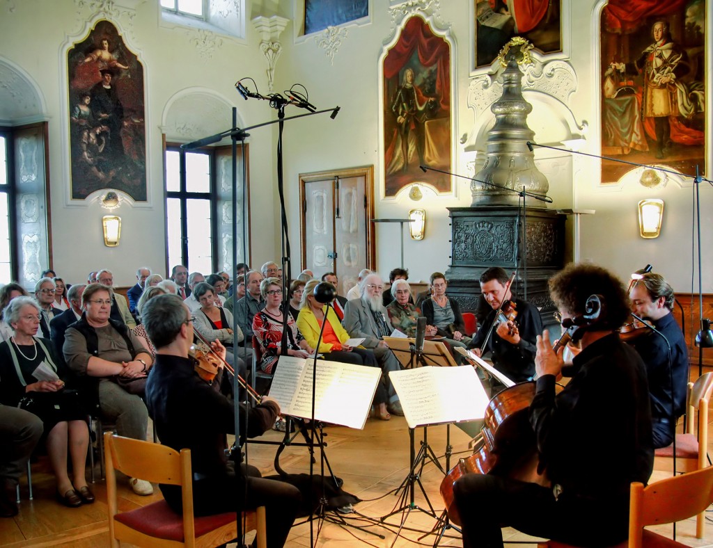 Das Bild zeigt den Thronsaal des Schlossmuseums bei einem durch den SWR aufgezeichneten Konzert mit dem Leipziger Streichtrio.