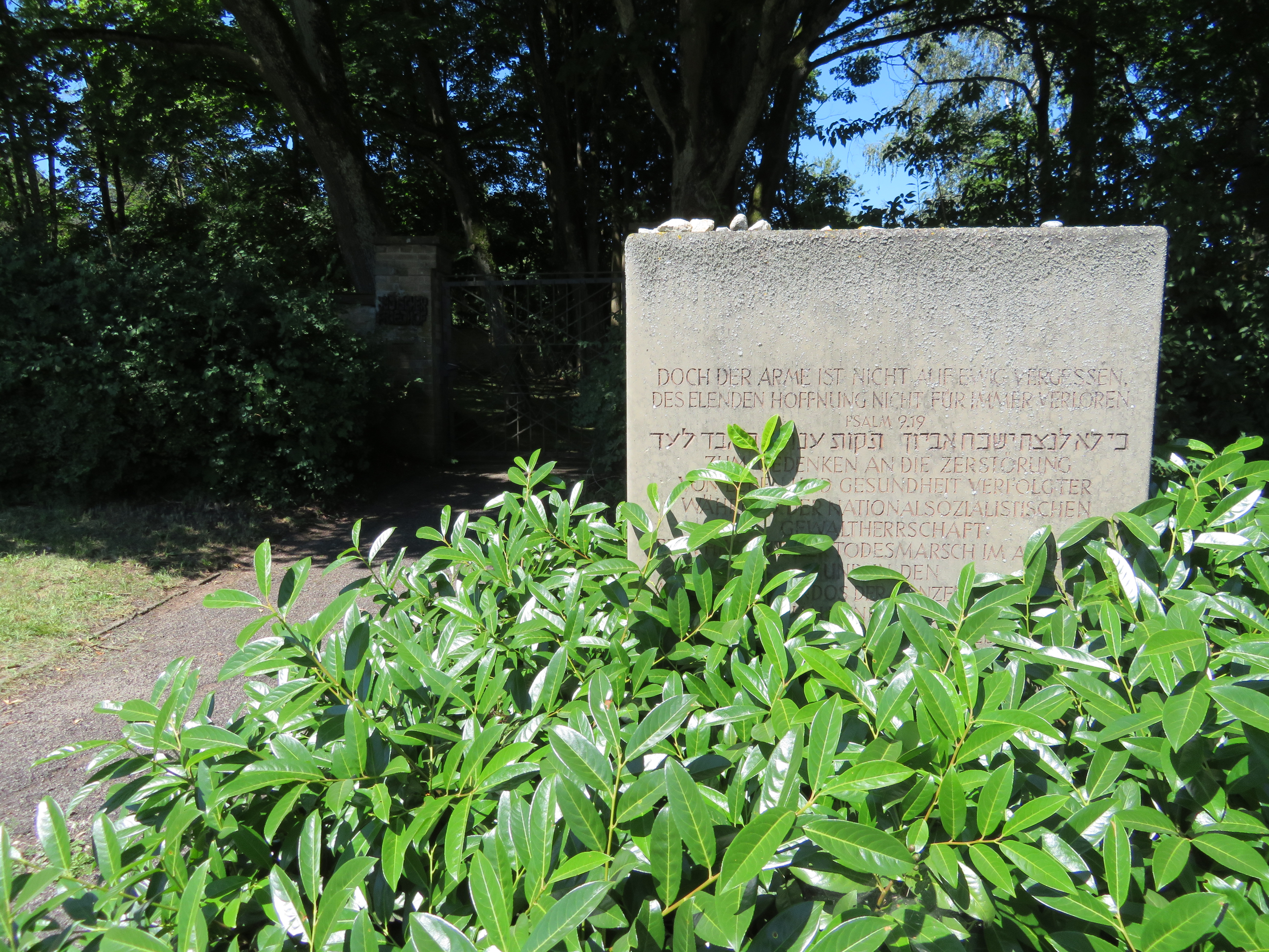 Gedenkstein beim jüdischen Friedhof