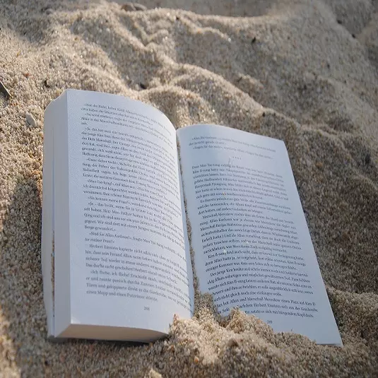 Buch im Sand